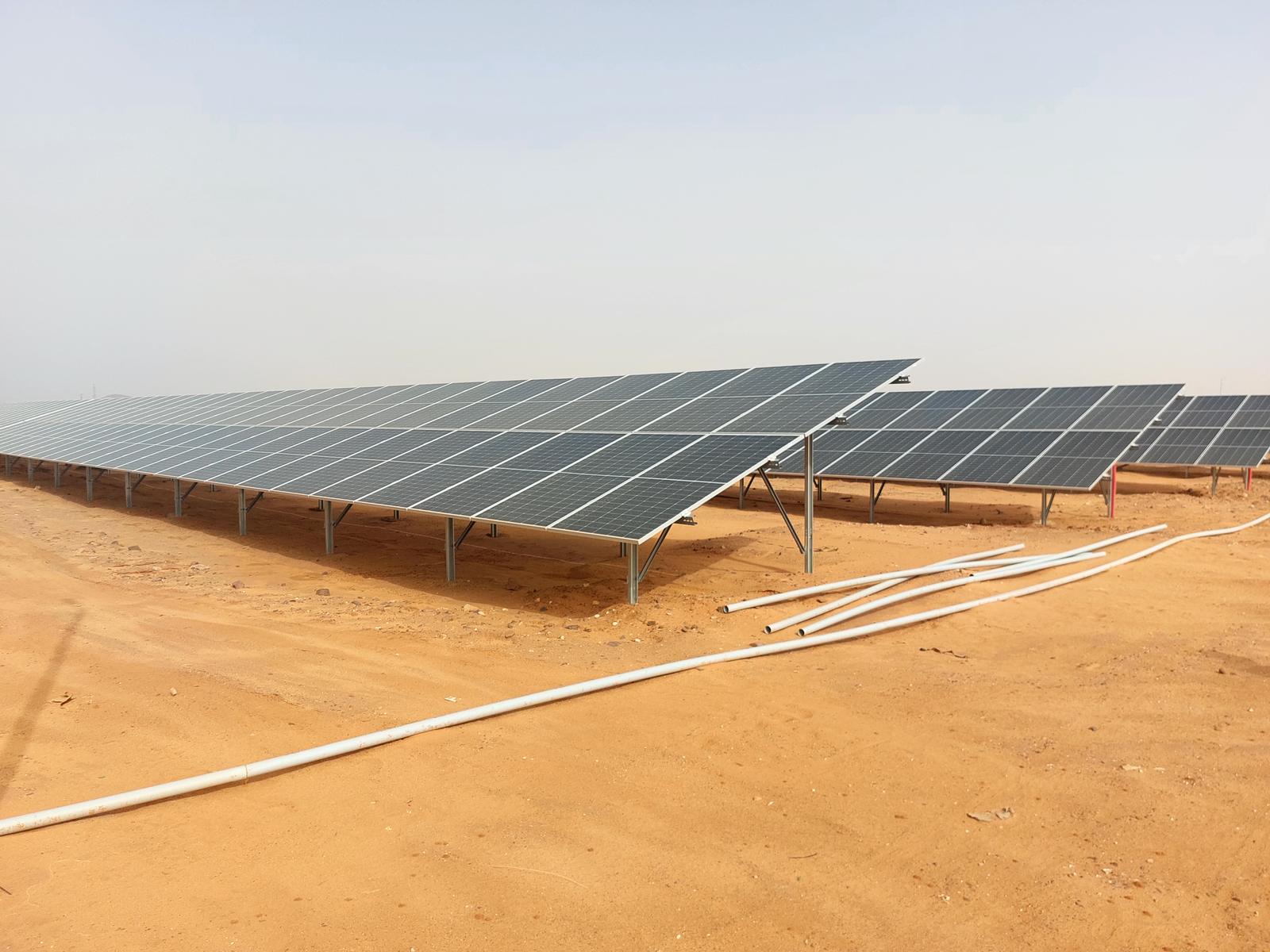Champ de panneaux solaires photovoltaïques en zone désertique