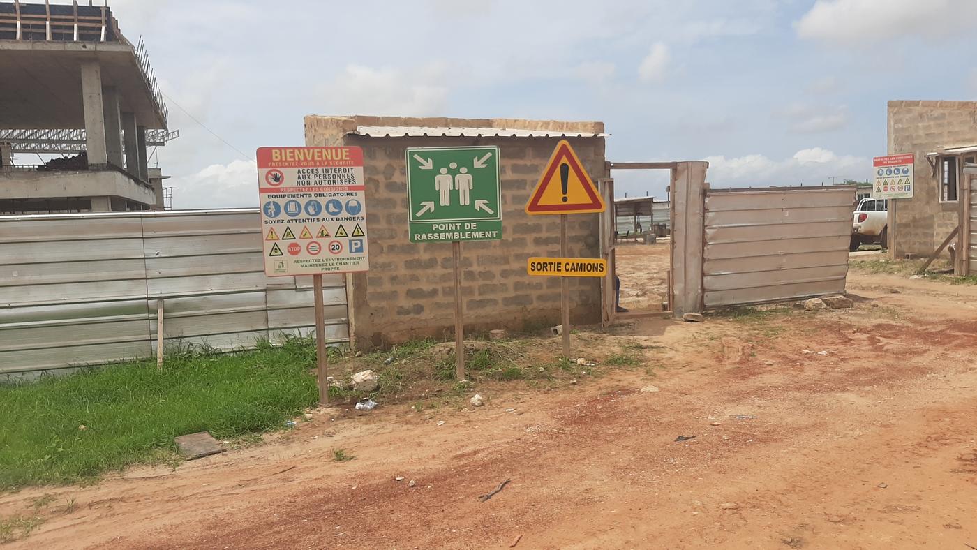Panneaux de consignes de sécurité à l’entrée d’un chantier