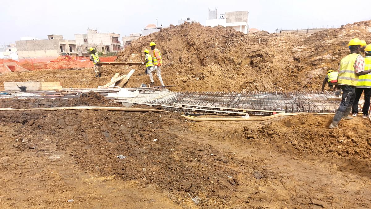 Ouvriers sur une plateforme de ferraillage en zone de terrassement