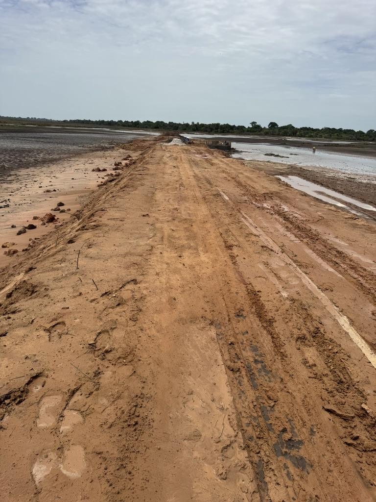Digue-piste rectiligne entre deux plans d’eau