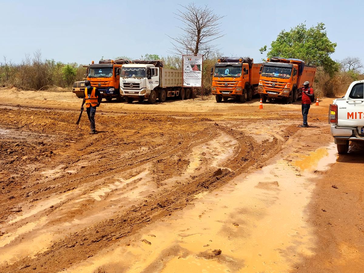Camions bennes et piste d’accès sur un chantier