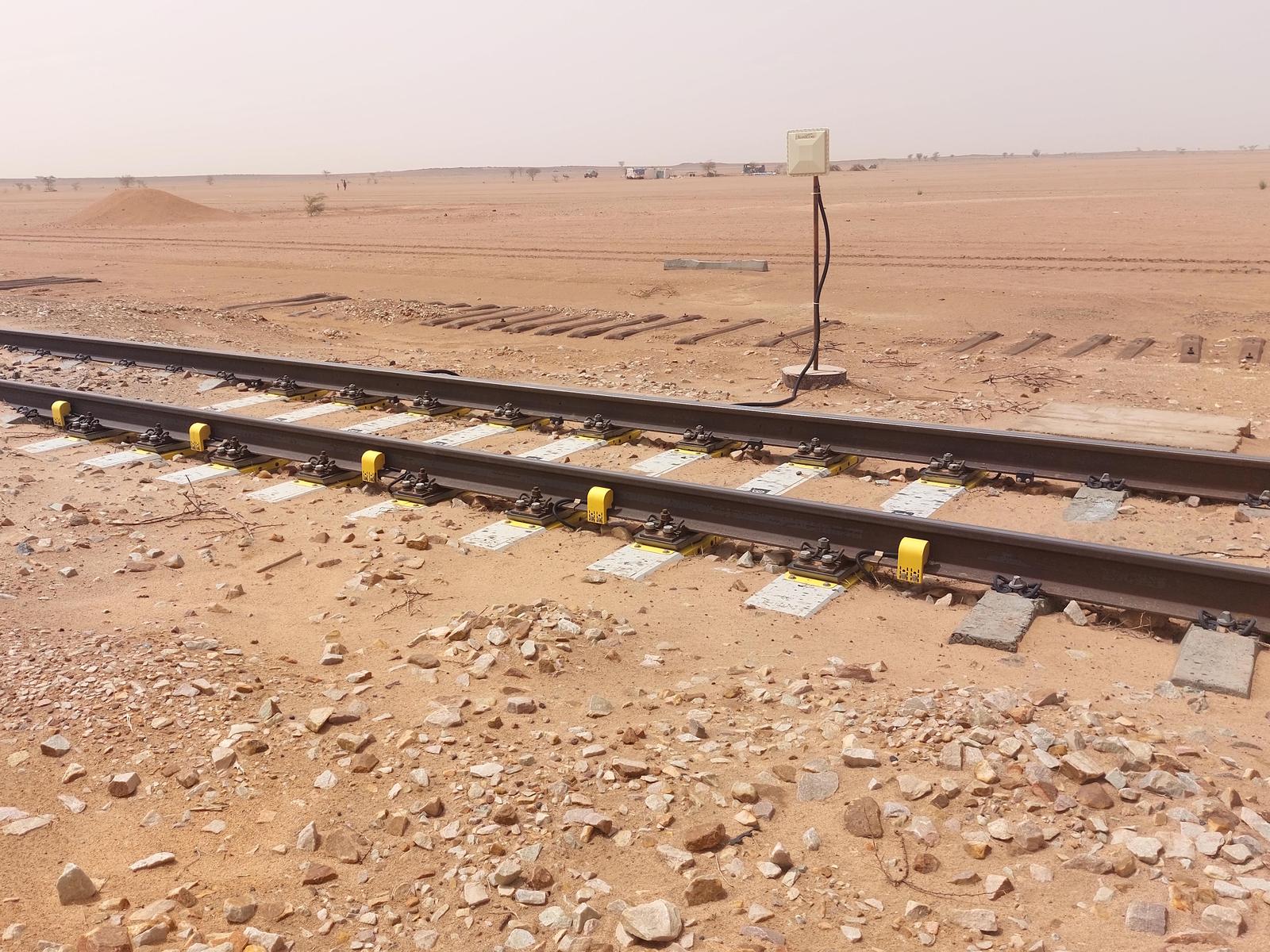 Voie ferrée minière neuve posée sur ballast